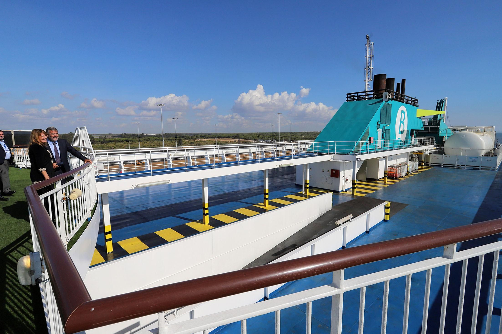 Imágenes de la llegada de un buque de Baleària al Puerto de Huelva