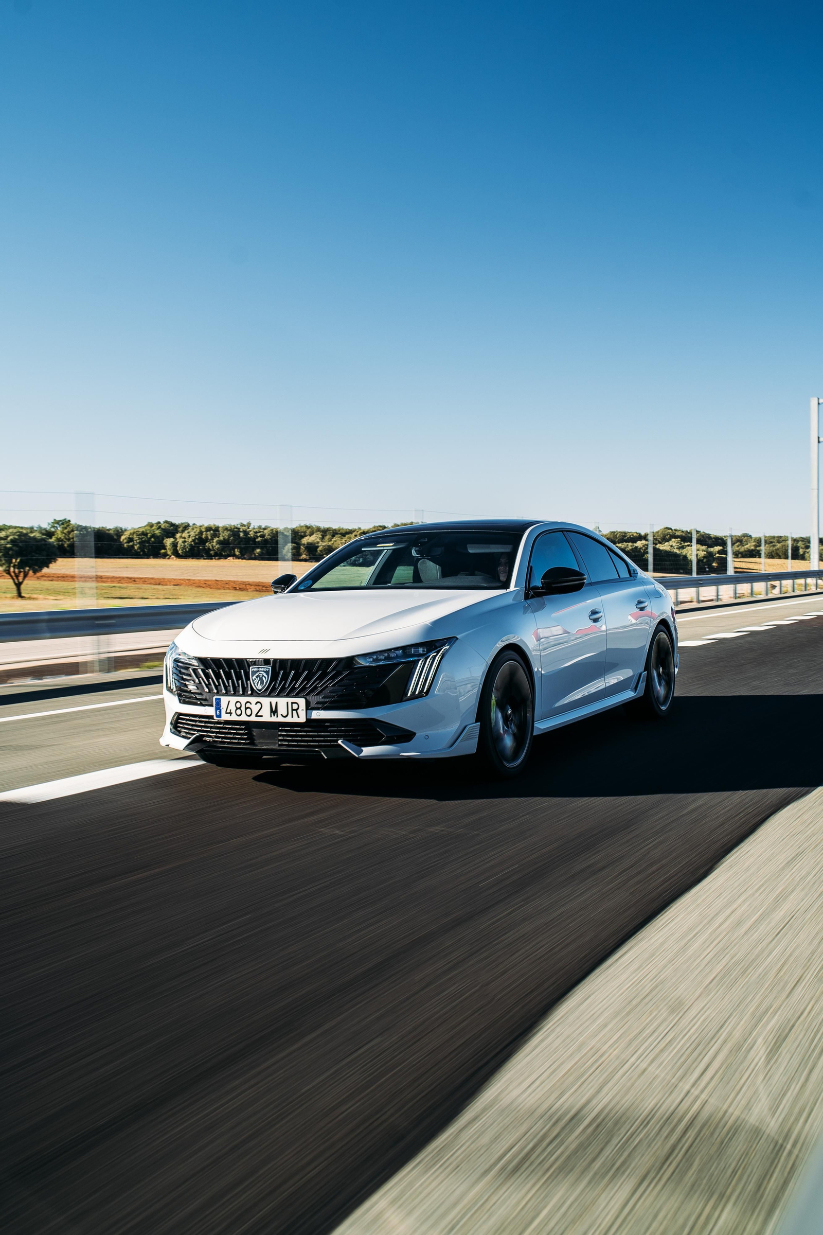 Los 508 Peugeot Sport Engineered tienen una parrilla diferente, así como algunos elementos aerodinámicos, llantas, etc distintos a otras versiones. Los 508 Peugeot Sport Engineered tienen una parrilla diferente, así como algunos elementos aerodinámicos, llantas, etc distintos a otras versiones.