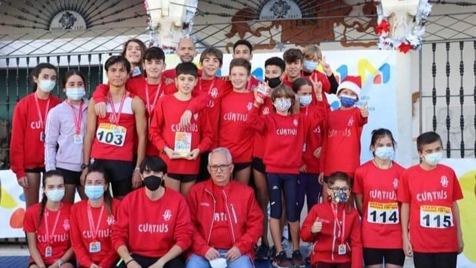 El Curtius se llevó el trofeo al equipo con más atletas que terminaron la carrera. El Curtius se llevó el trofeo al equipo con más atletas que terminaron la carrera.