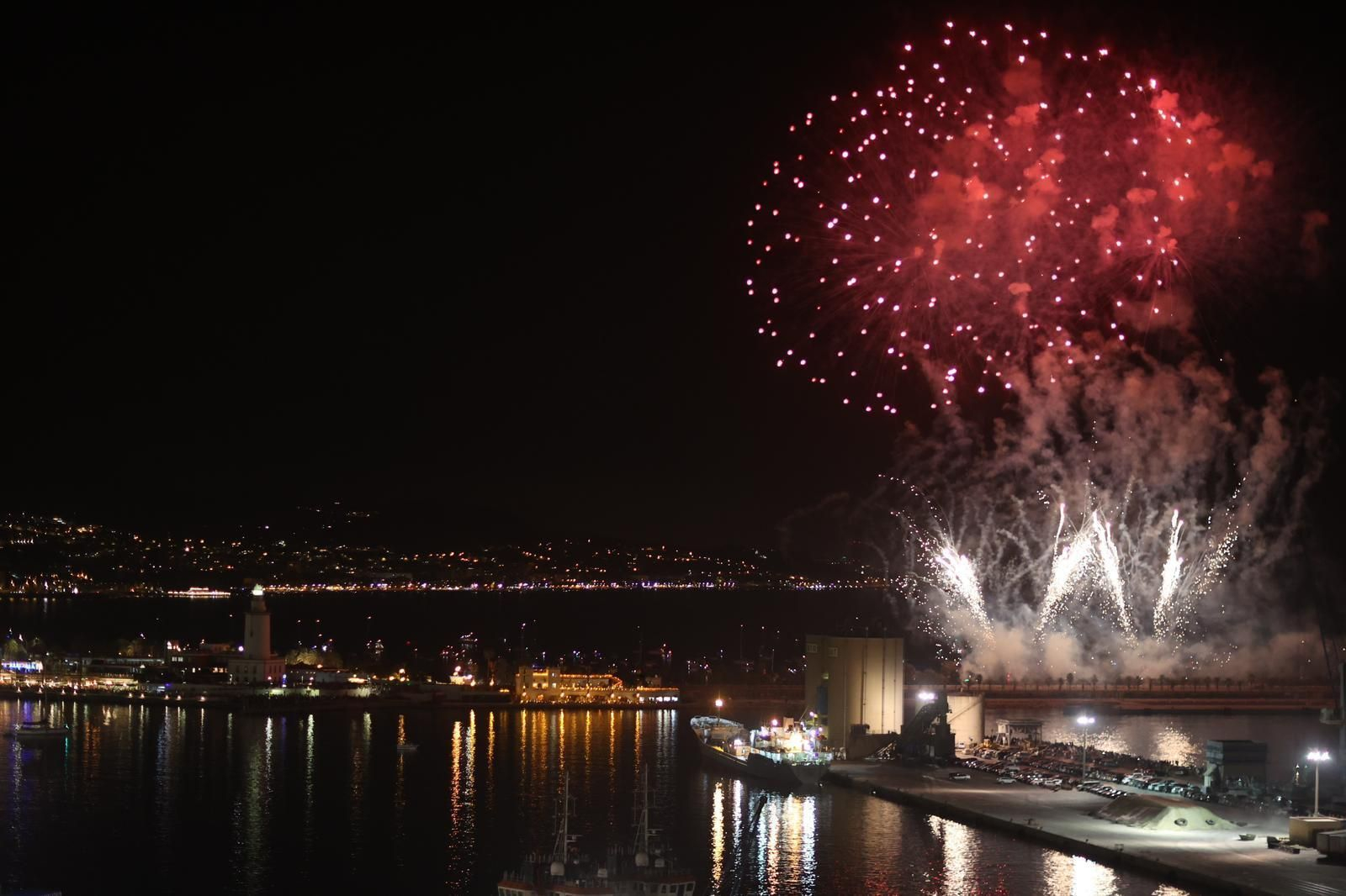 Málaga inaugura su Feria de agosto con el espectáculo de fuegos artificiales