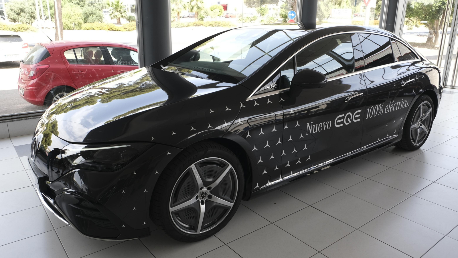 Imágenes de la presentación del Mercedes EQE en el concesionario Saveres, de Huércal de Almería