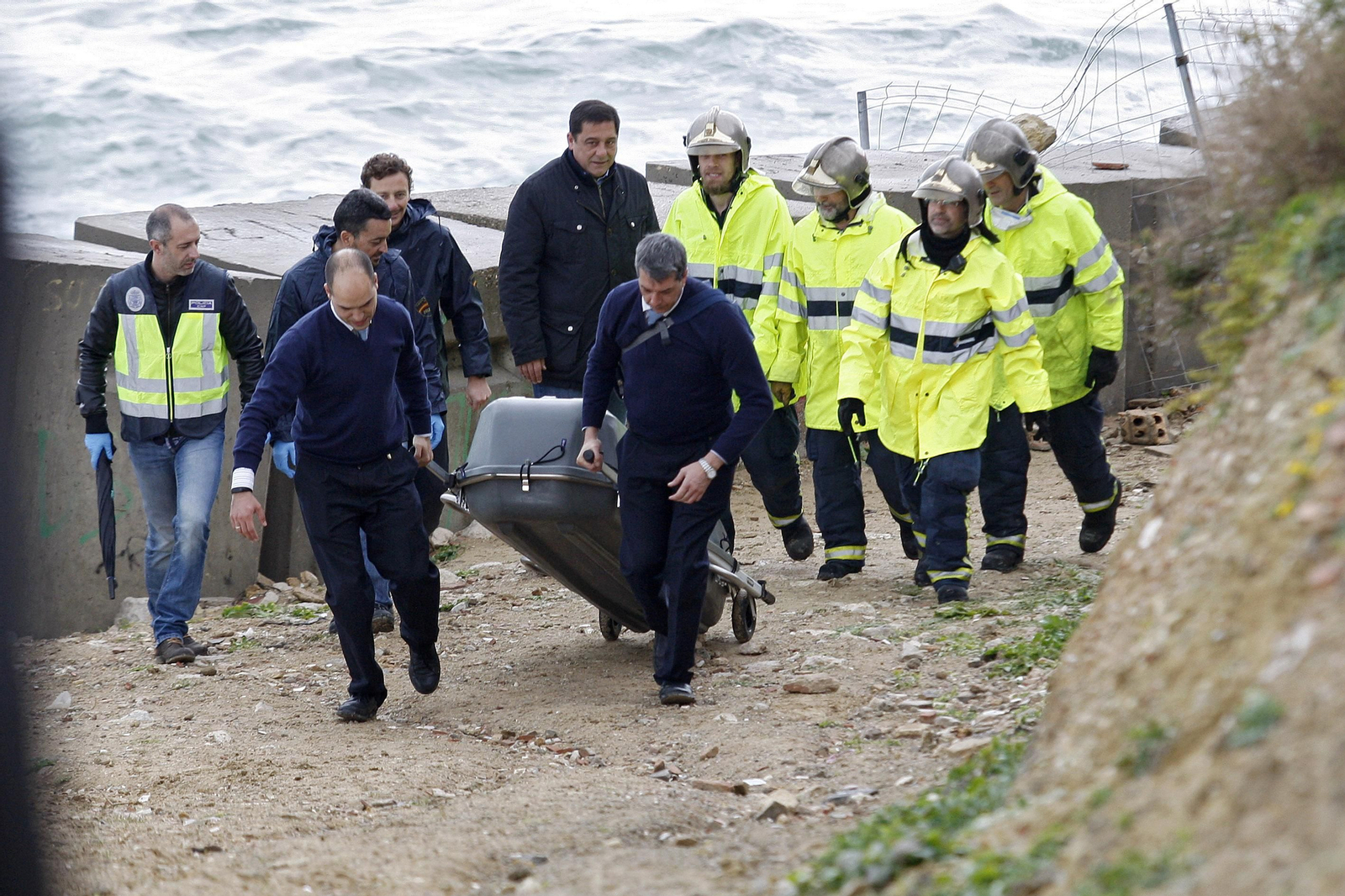 Un momento del traslado del cadáver, tras su levantamiento.