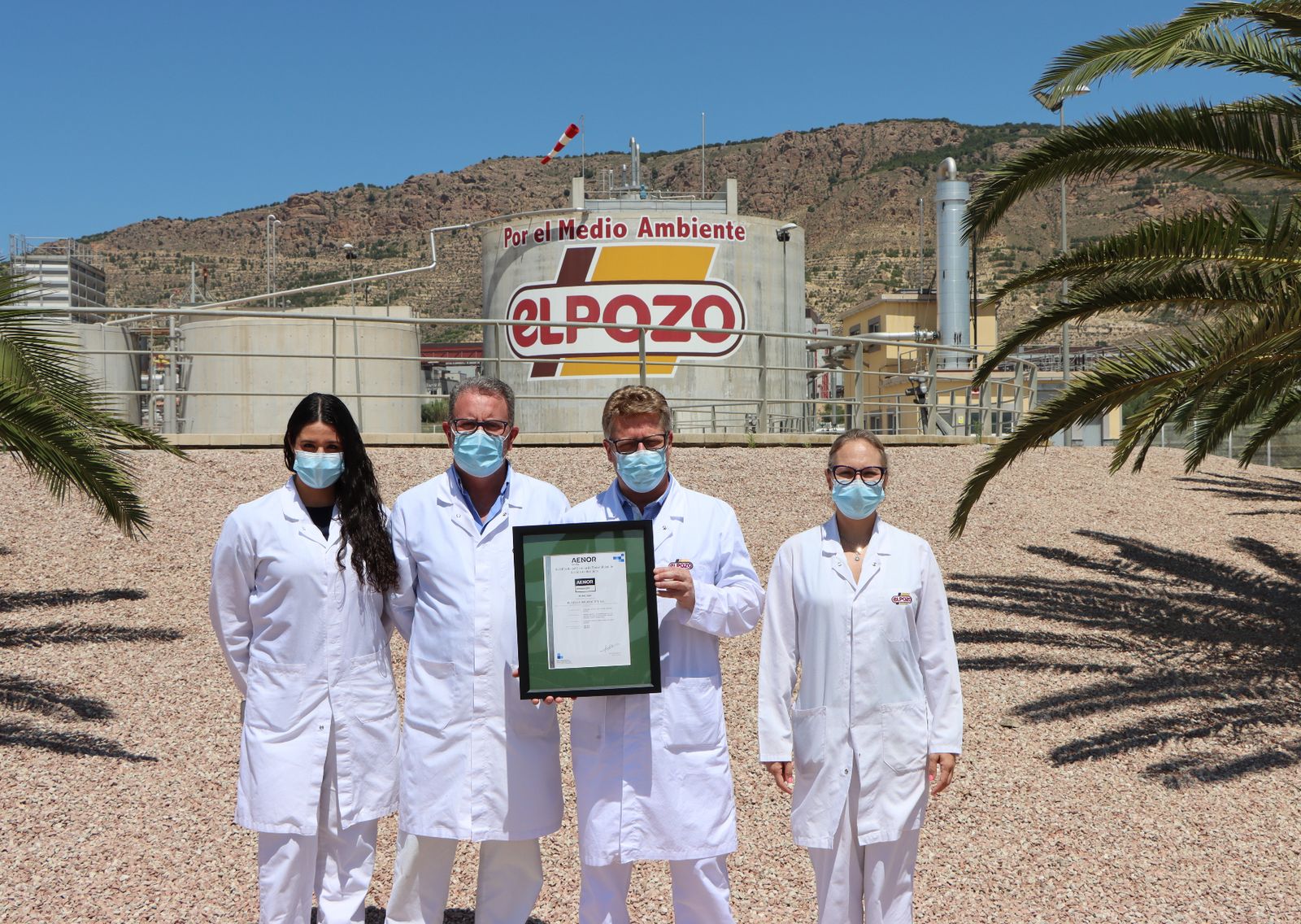 Responsables de El POZO Alimentación con la certificación Residuo Cero de Aenor.