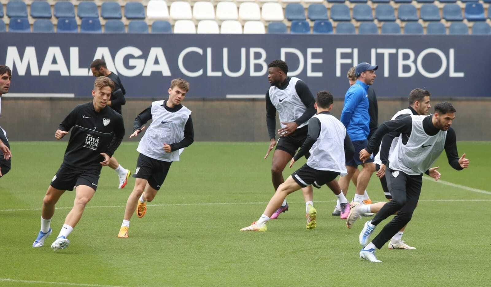 Pablo Guede, entre sus jugadores en el entrenamiento de hoy viernes.
