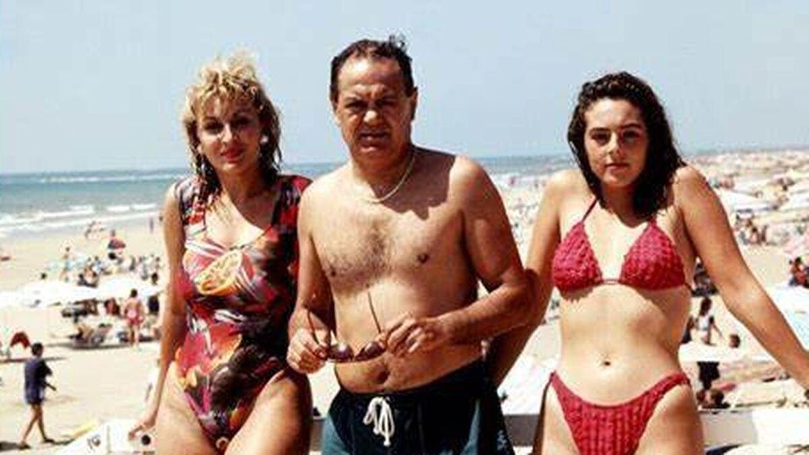 Raquel Mosquera con su marido, Pedro Carrasco, hace décadas. Les acompaña una jovencísima Rocío Carrasco.