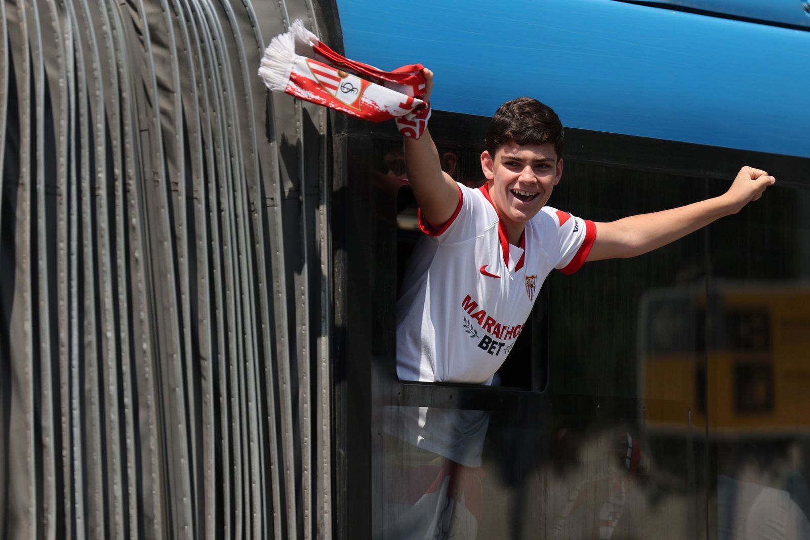 La llegada de aficionados sevillistas a Budapest
