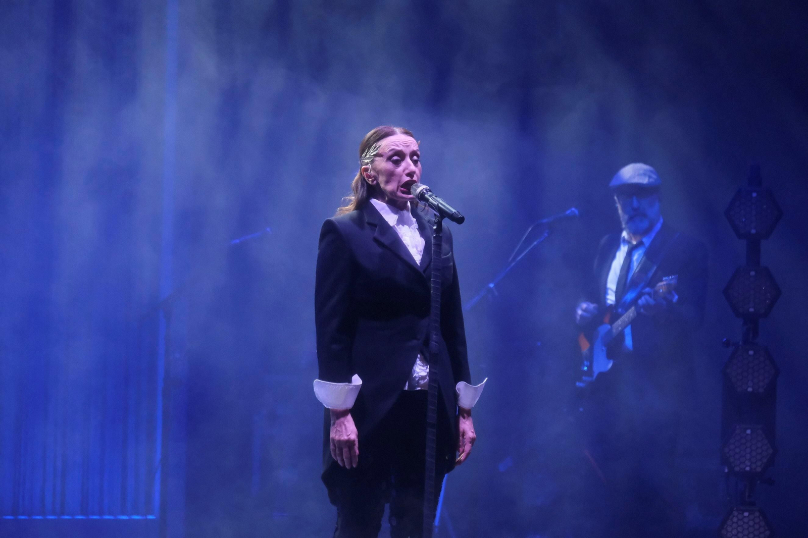 Luz Casal abre las ventanas de su alma en su concierto en Córdoba, en imágenes