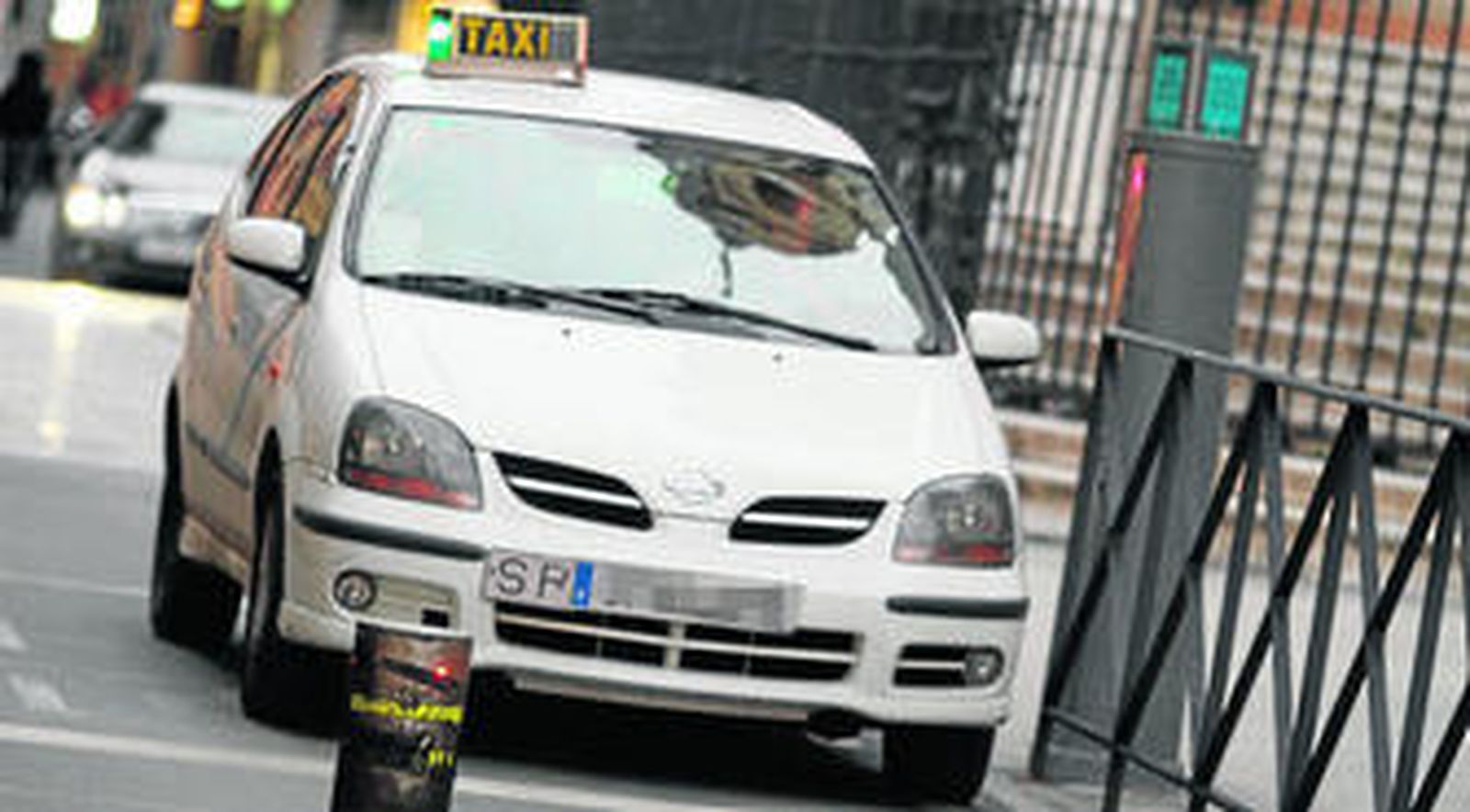 Un taxi se detiene ante uno de los bolardos del centro.