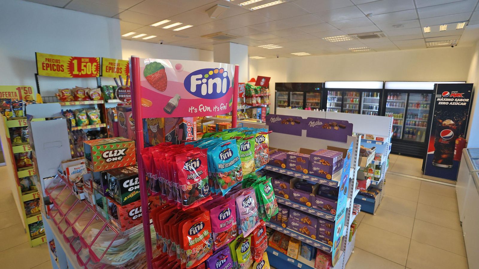 Minimarket ALPE guarda el espírito del tradicional kiosko combinado con el supermercado Minimarket ALPE guarda el espírito del tradicional kiosko combinado con el supermercado