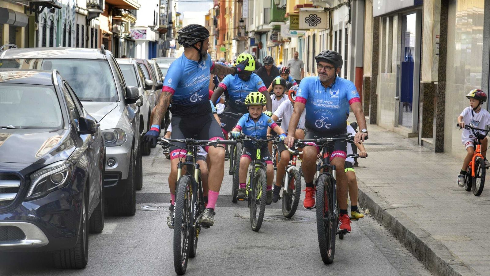 La marcha avanza por una de las calles de La Línea.