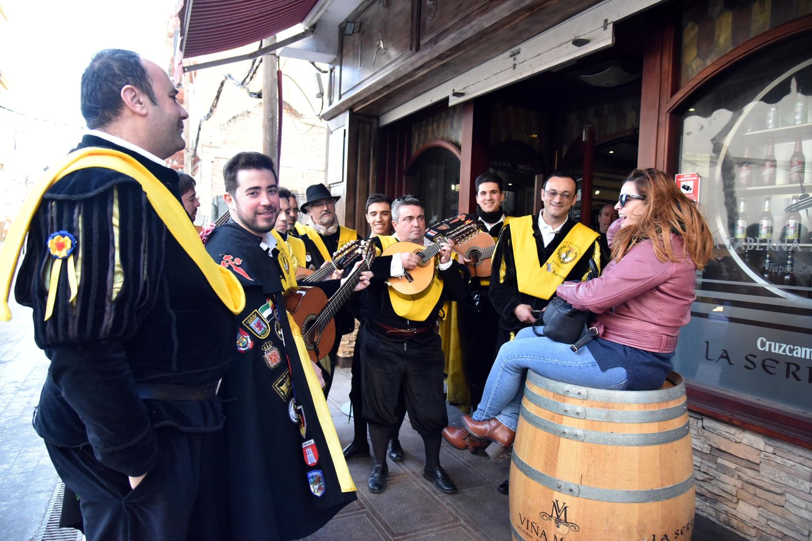 Una de las tunas dedica una canción a una chica.