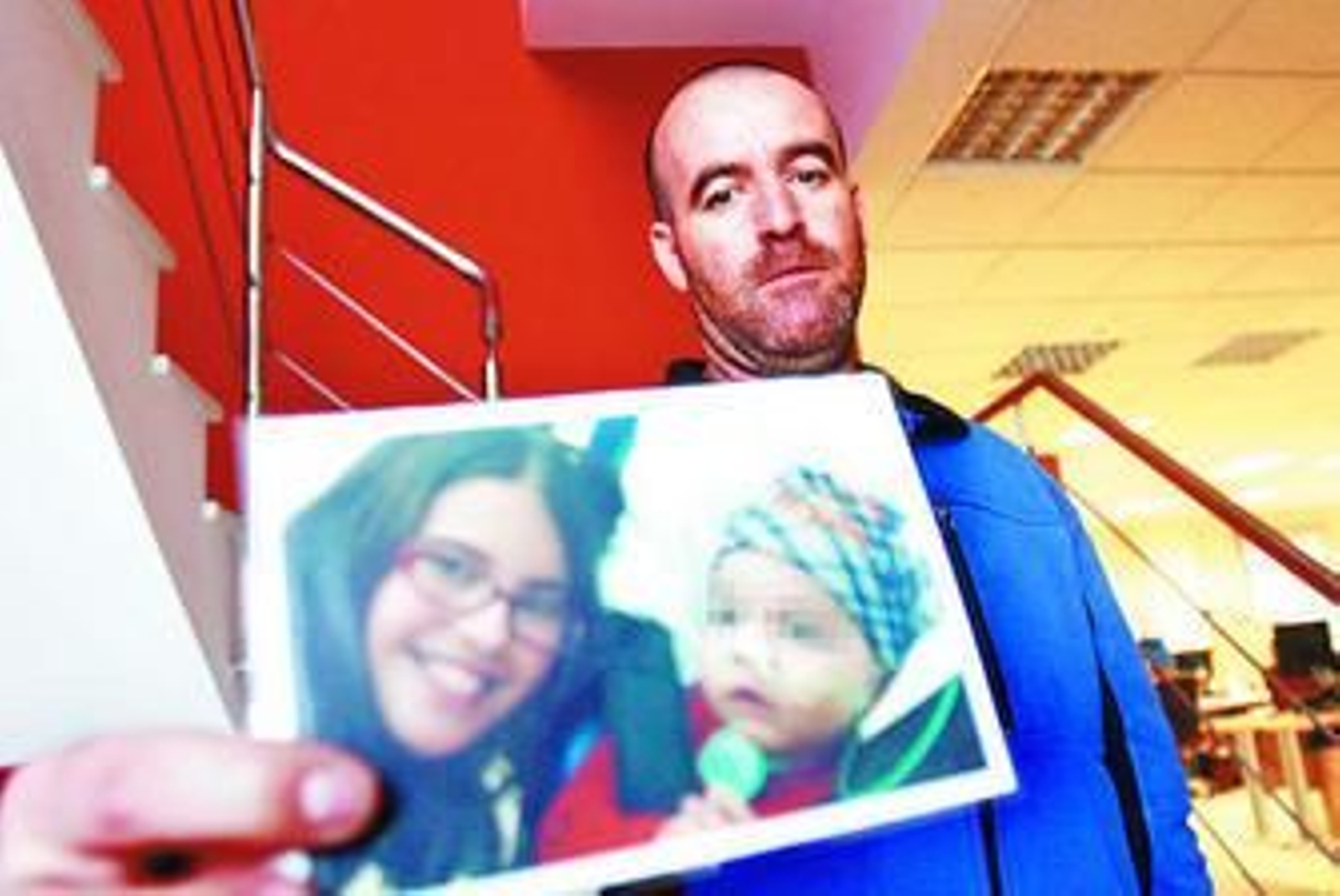 Ramón Duarte, el padre de Francisco Alejandro, muestra una foto en la que aparecen sus dos hijos.