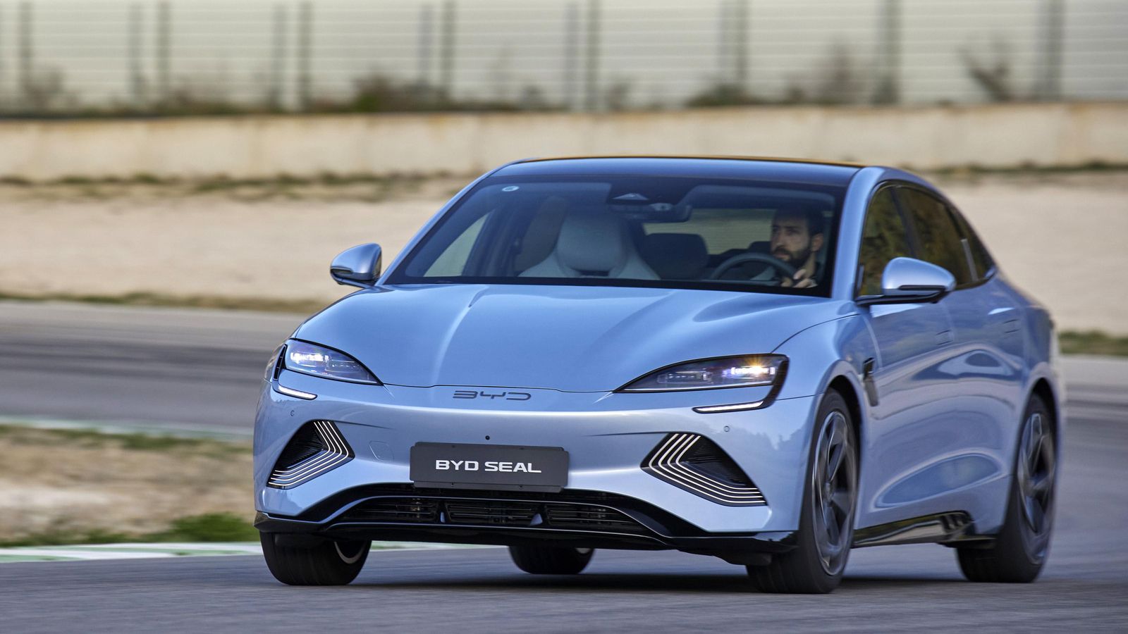 Es necesario esperar a otras situaciones para sacar una conclusión definitiva respecto al consumo del Seal. El homologado es muy bajo y permite sobrepasar en cualquiera de las dos versiones los 500 km de autonomía holgadamente.