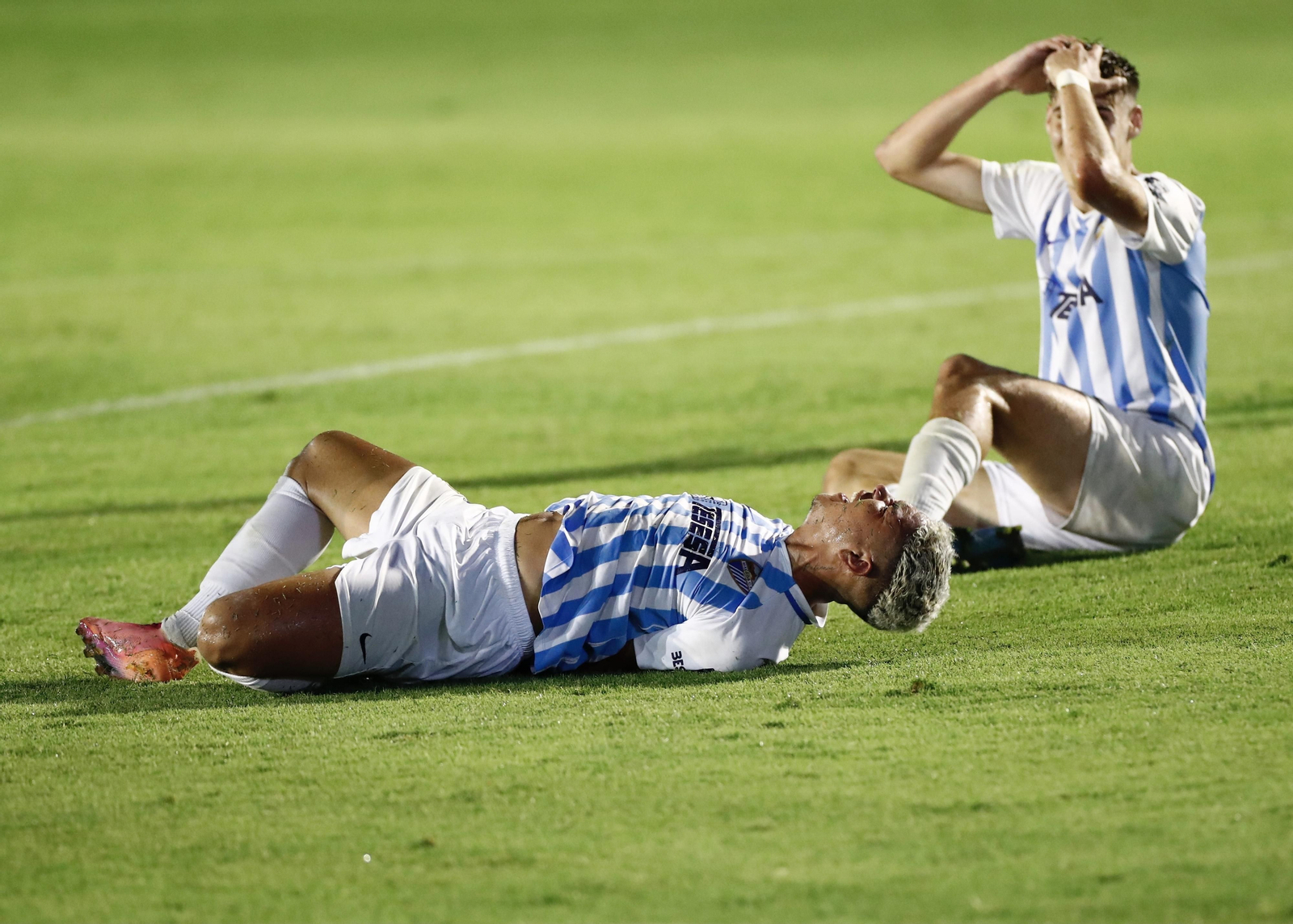 Los jugadores del Málaga se lamentan tras la derrota en Marbella.