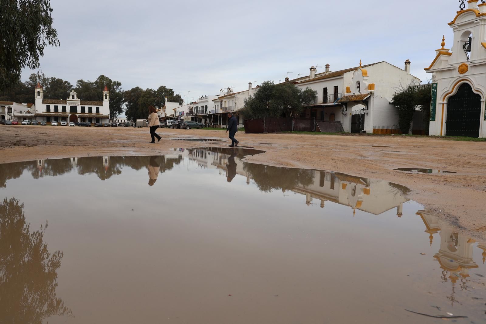 El Rocío tras la inundación de este sábado por la borrasca Marta: fotografías de las calles anegadas en la aldea