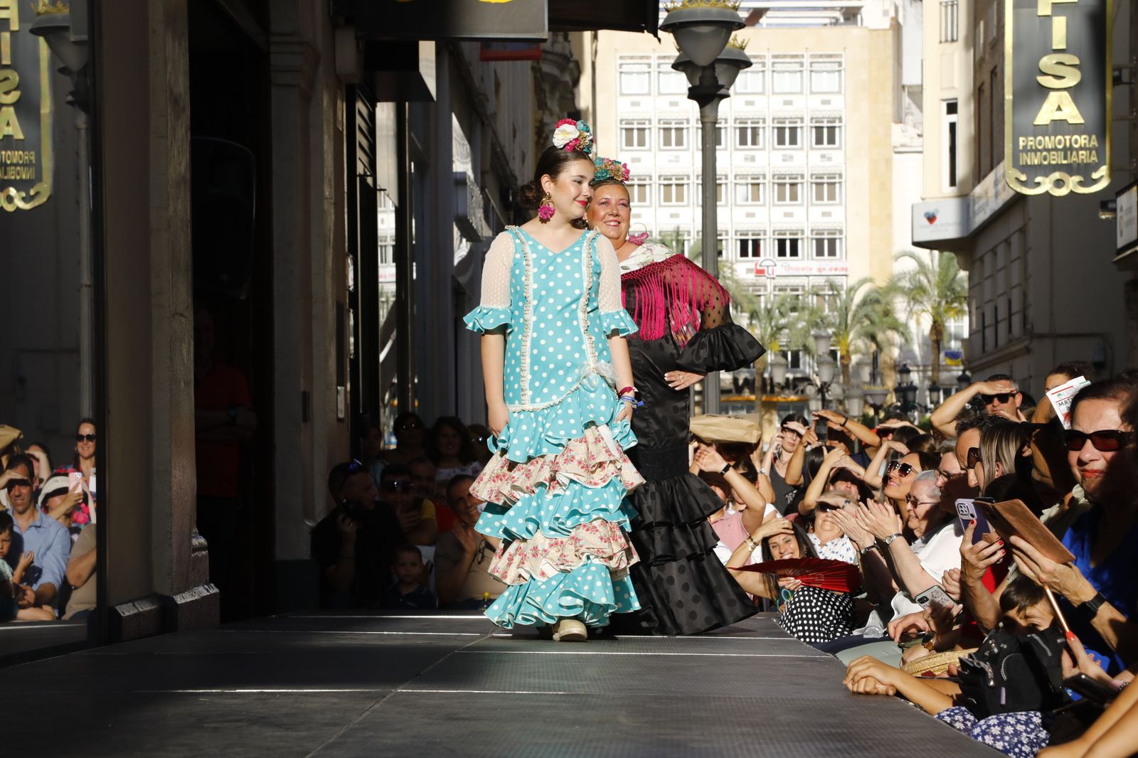 Las flamencas más solidaria toman el centro de Córdoba, en fotos