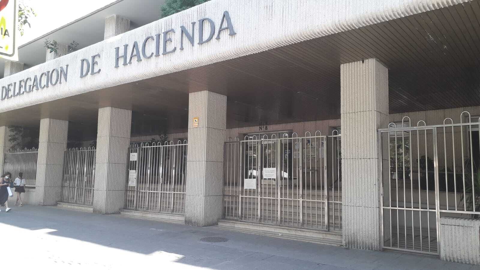 La Agencia Tributaria, cerrada tras el positivo de un trabajador.