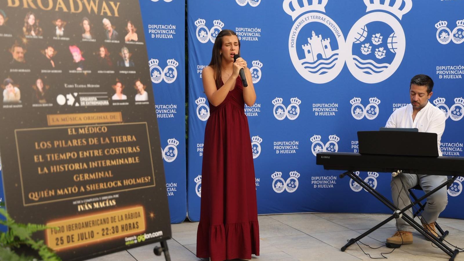 Noelia Rincón e Iván Macías ofrecen un pequeño adelanto de lo que será 'Horizonte Broadway' en la Diputación Provincial