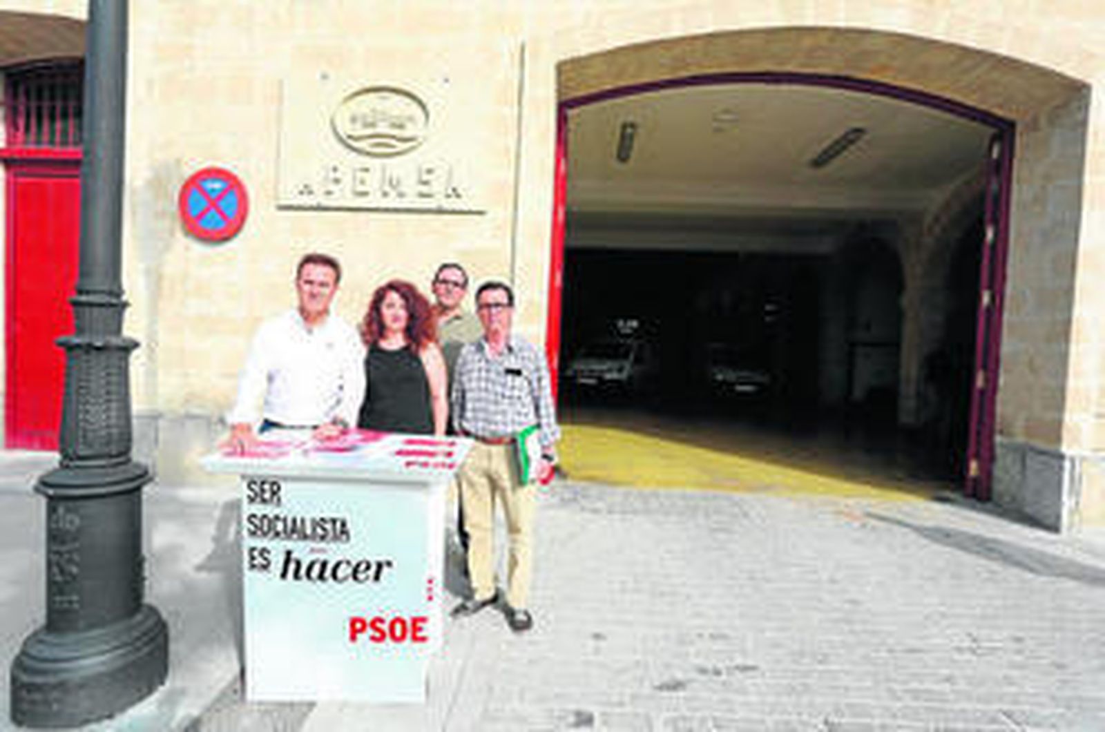 El candidato socialista David de la Encina y parte de su candidatura, durante su comparecencia junto a Apemsa.