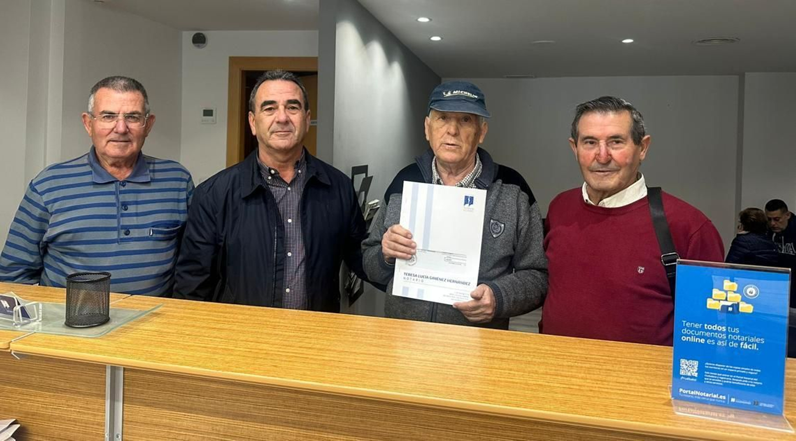 El alcalde de La Mojonera, José Miguel Hernández, junto al presidente del Club de la Tercera Edad y otros más directivos con el acta notarial.