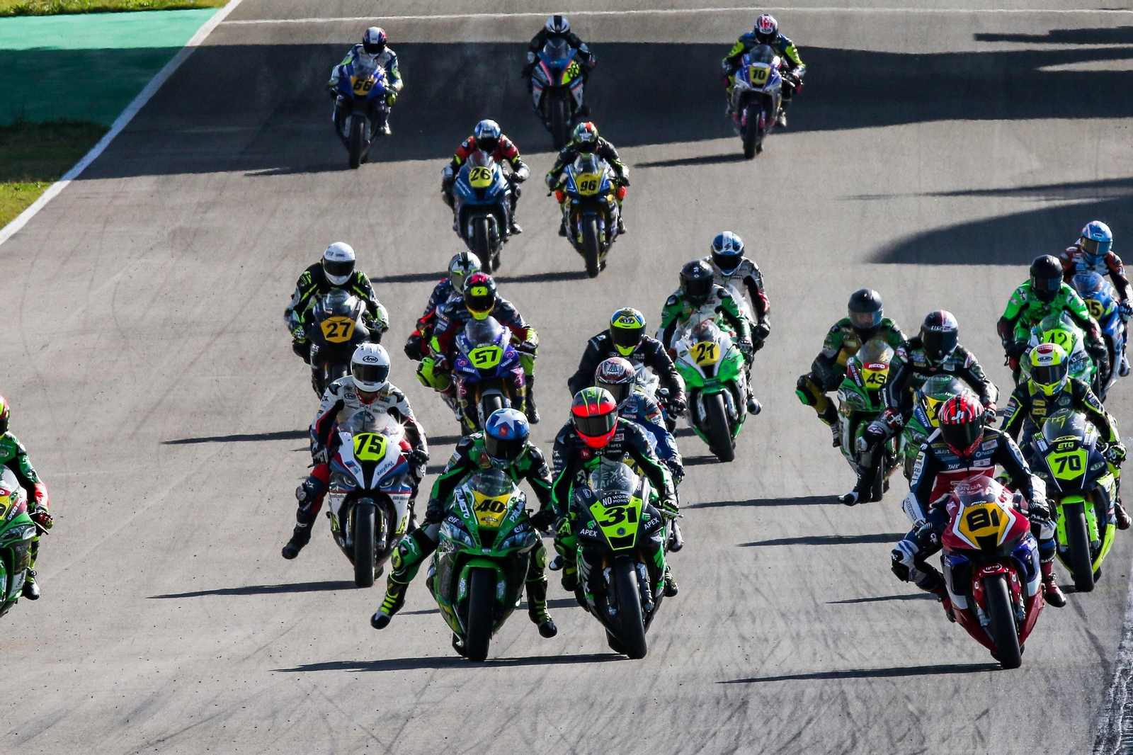 Ramos y Morales se tocan en la salida de la carrera de SBK.