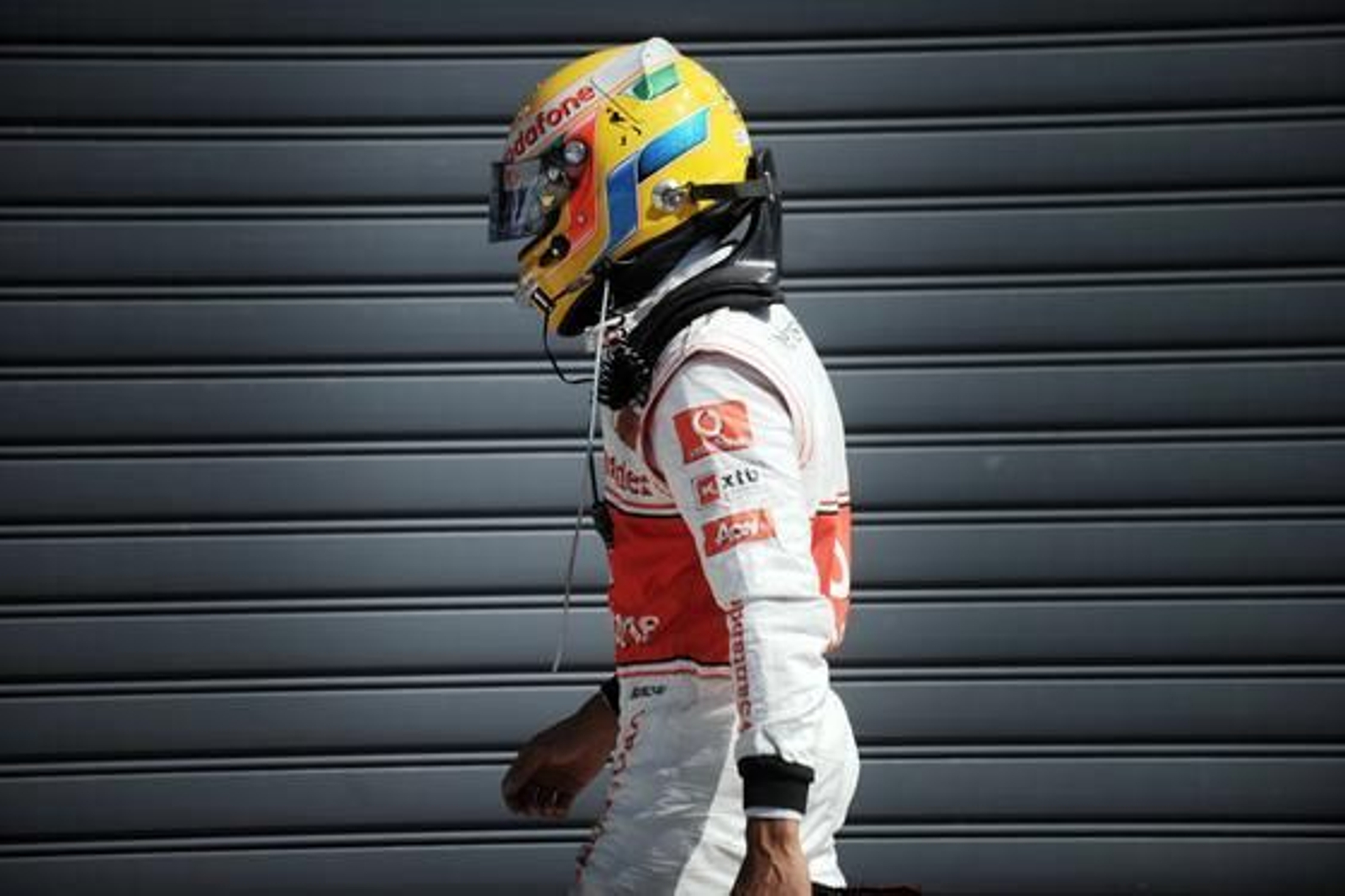 Hamilton se marcha de la pista tras abandonar. / AFP