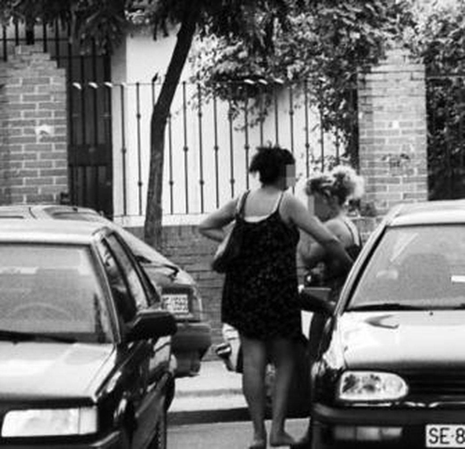 Dos mujeres apostadas en una calles del centro de Sevilla.