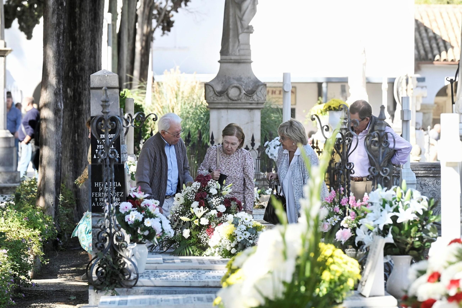 Las imágenes del Día de los Santos en los cementerios de Córdoba