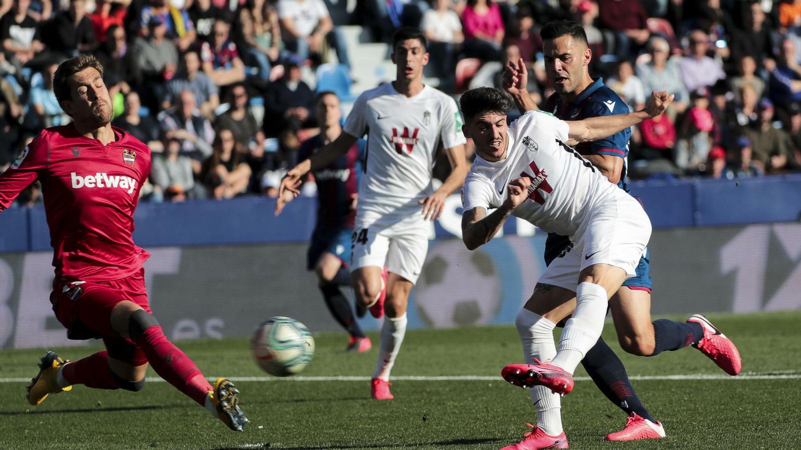 Carlos Neva tuvo el empate antes del descanso con un doble remate.