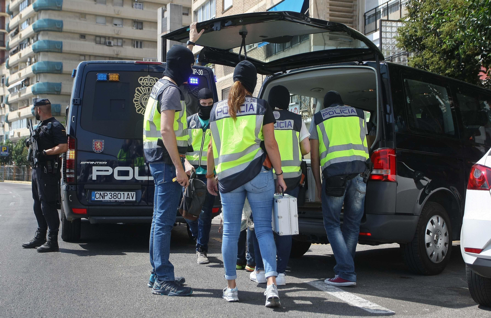 Agentes de la Policía registran un locutorio en la última operación yihadista en Algeciras.