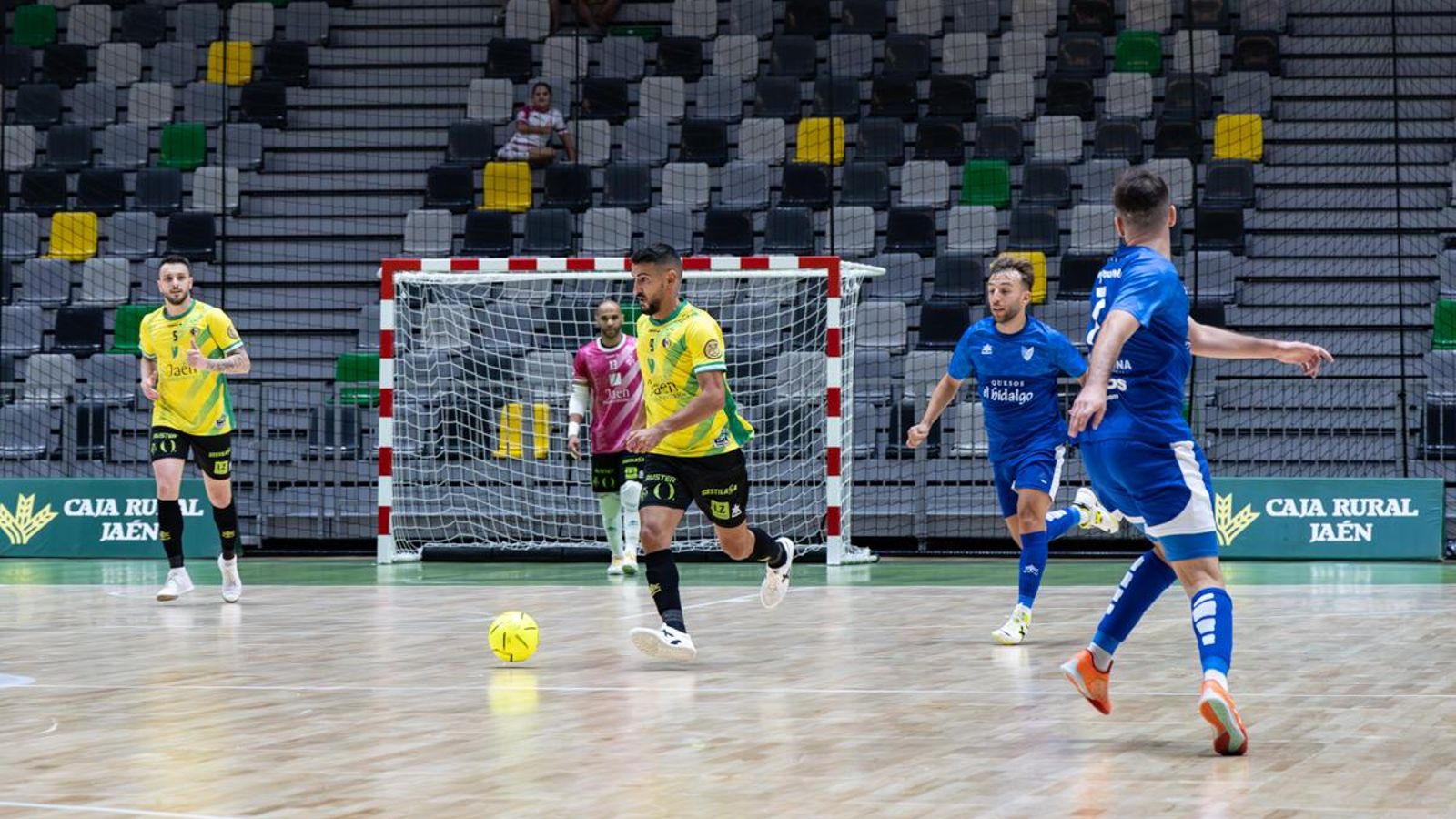 Lemine se estrenó con la camiseta amarilla en el Olivo Arena.