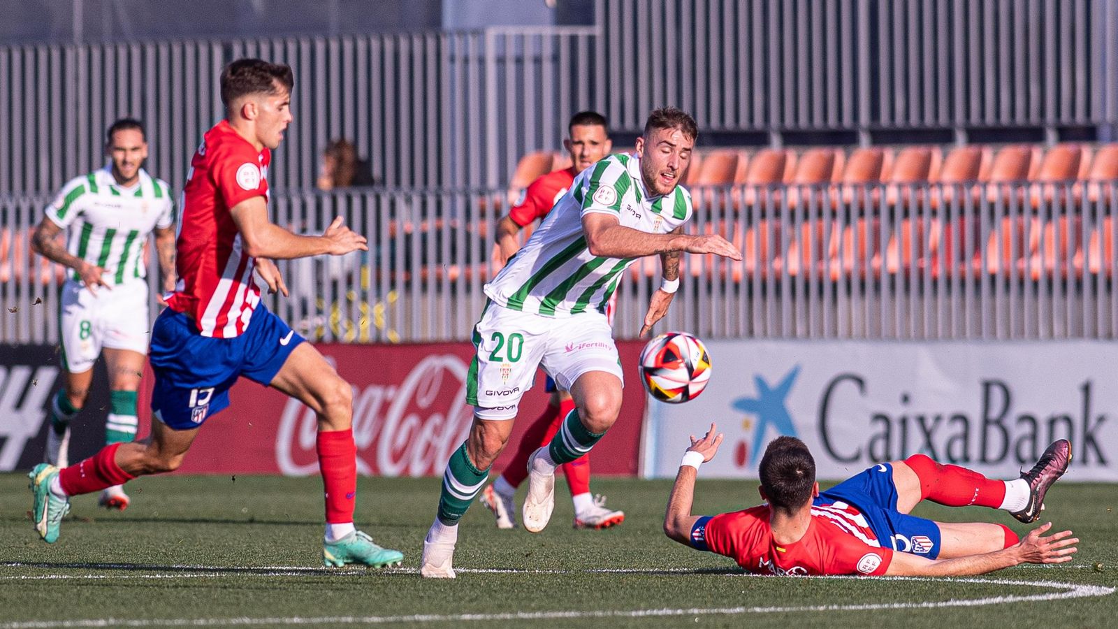 Casas (Córdoba CF) pelea por el balón entre dos jugadores del Atlético de Madrid B.