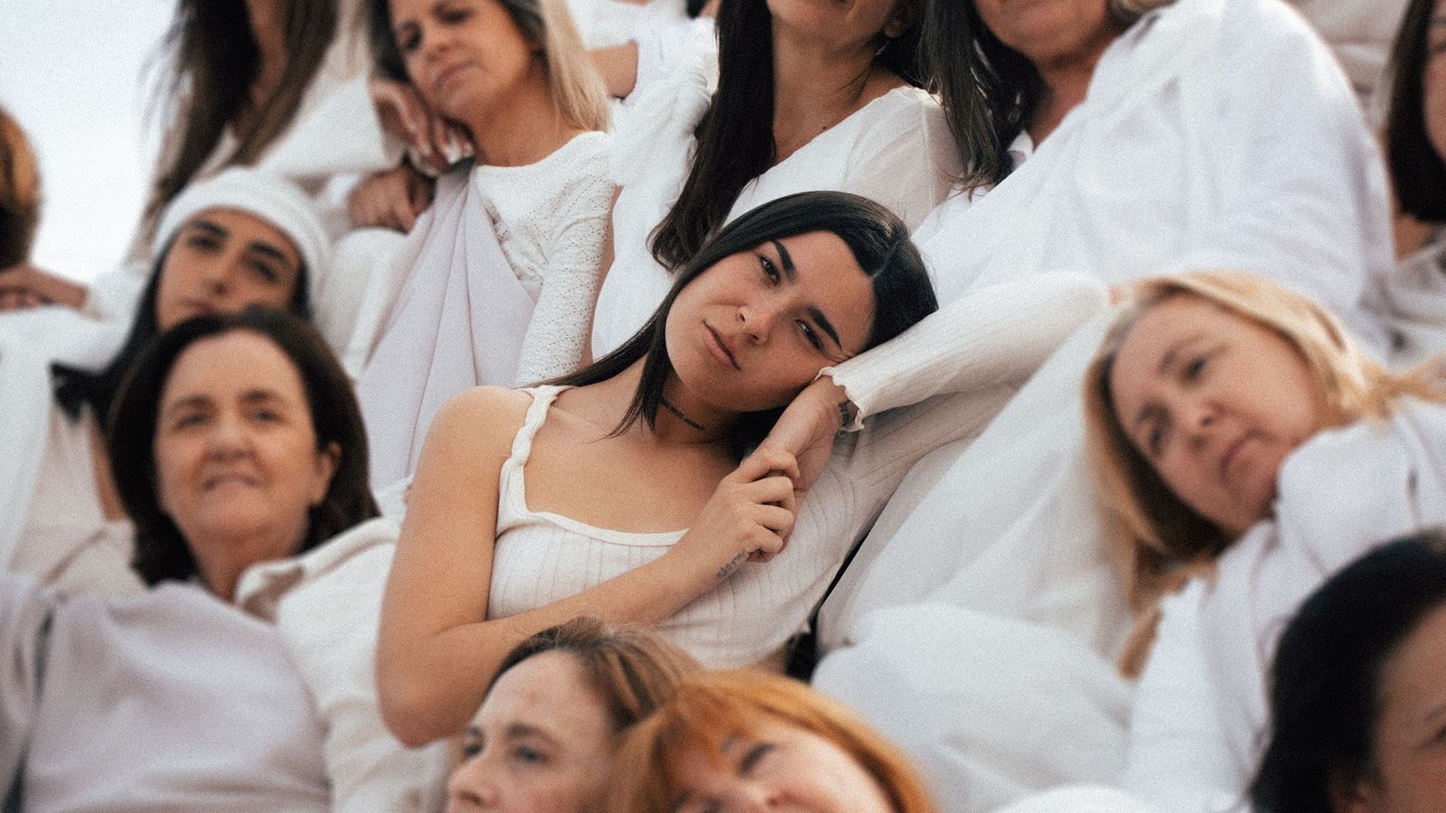 Vera GRV durante la grabación de un videoclip en Tabernas.