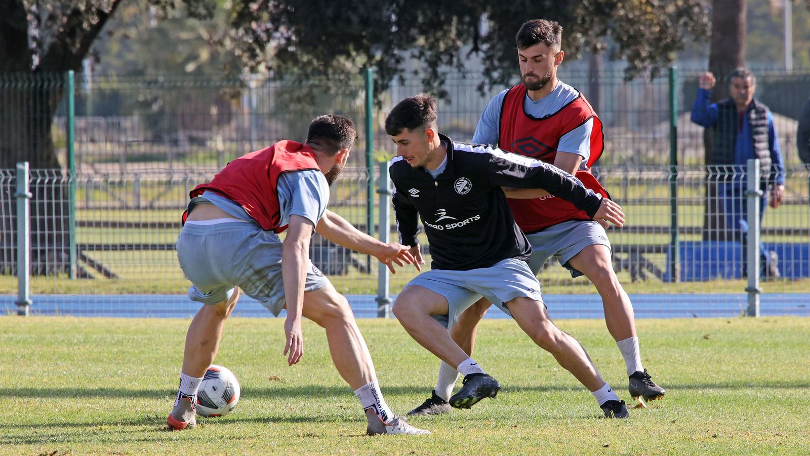 Oca, de espaldas, entra en la lista de la que se caen Rober Luna y Rasines.