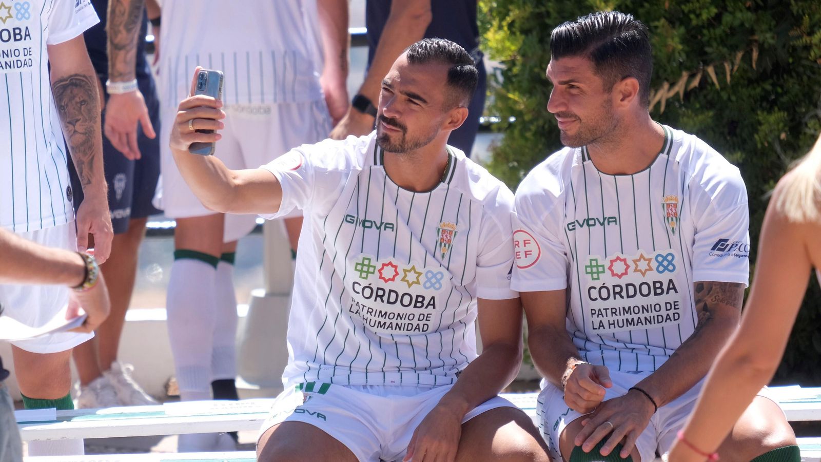 Miguel de las Cuevas se toma un 'selfie' acompañado de Willy Ledesma.