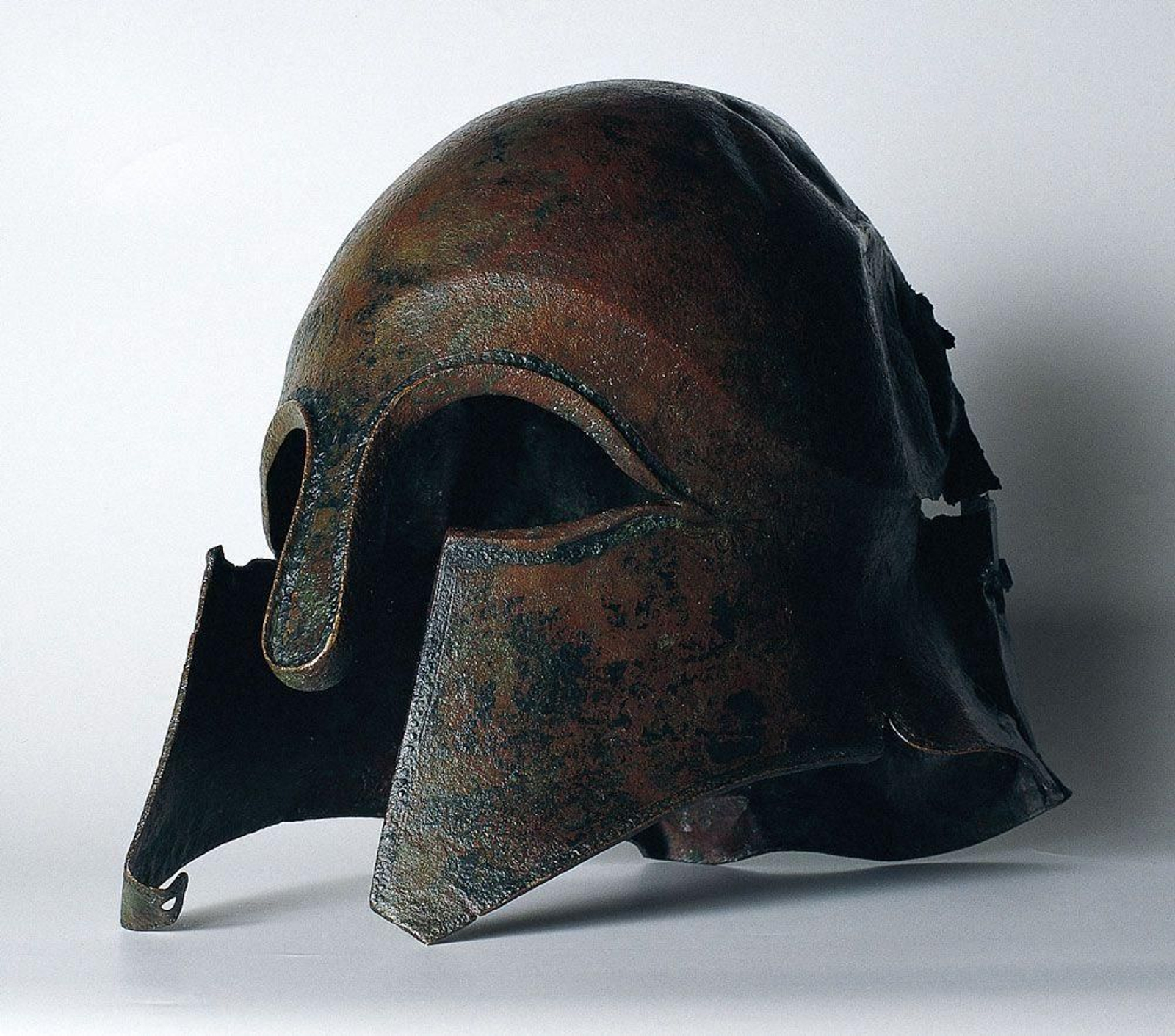 Casco corintio encontrado en la ría de Huelva en 1930 durante el dragado del fondo fluvial.