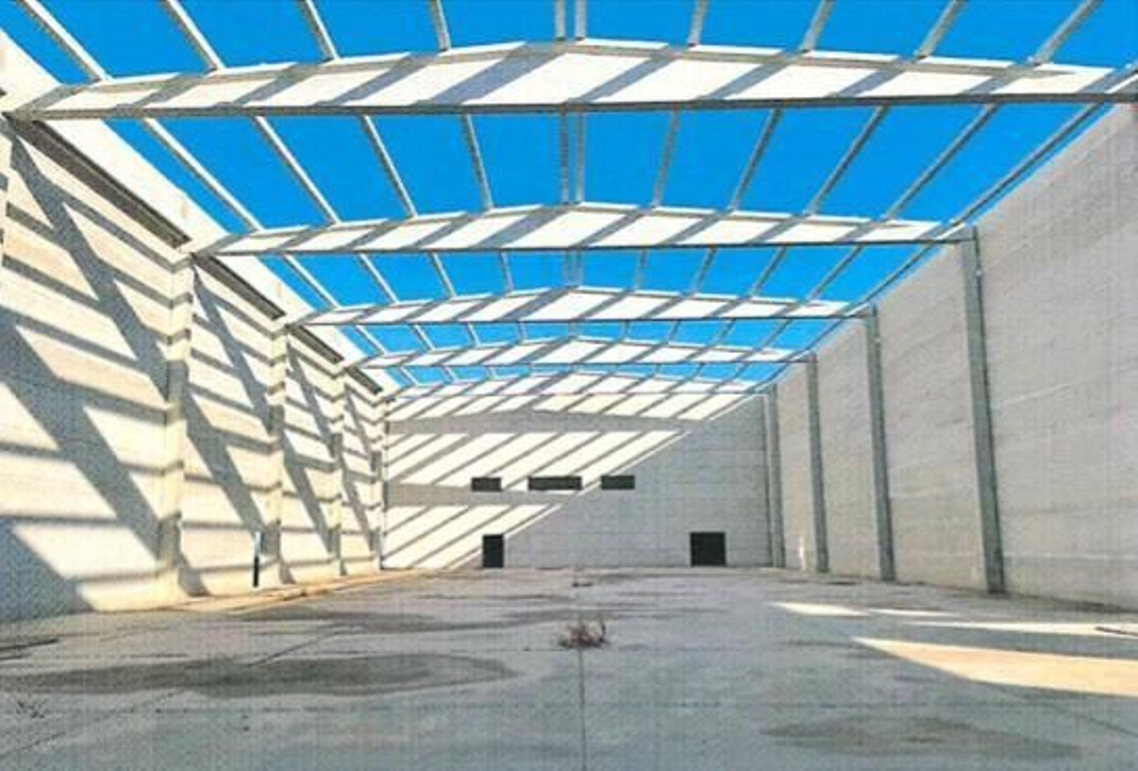 El interior de la estructura de la fábrica de pellets en Niebla, sin acabar.