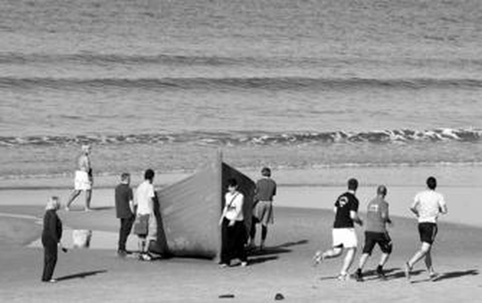 Una patera con unos 30 inmigrantes llega a la playa portuense de Las Redes