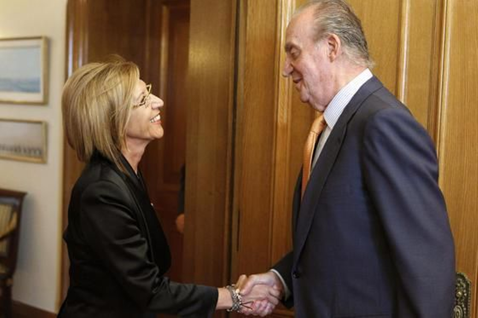 El rey Juan Carlos recibe a la diputada de UPyD Rosa Díez

Foto: EFE