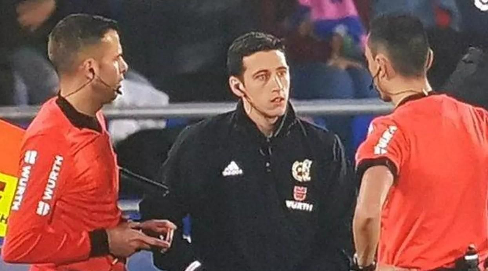 Gorka Etayo de cuarto árbitro en un partido de LaLiga.