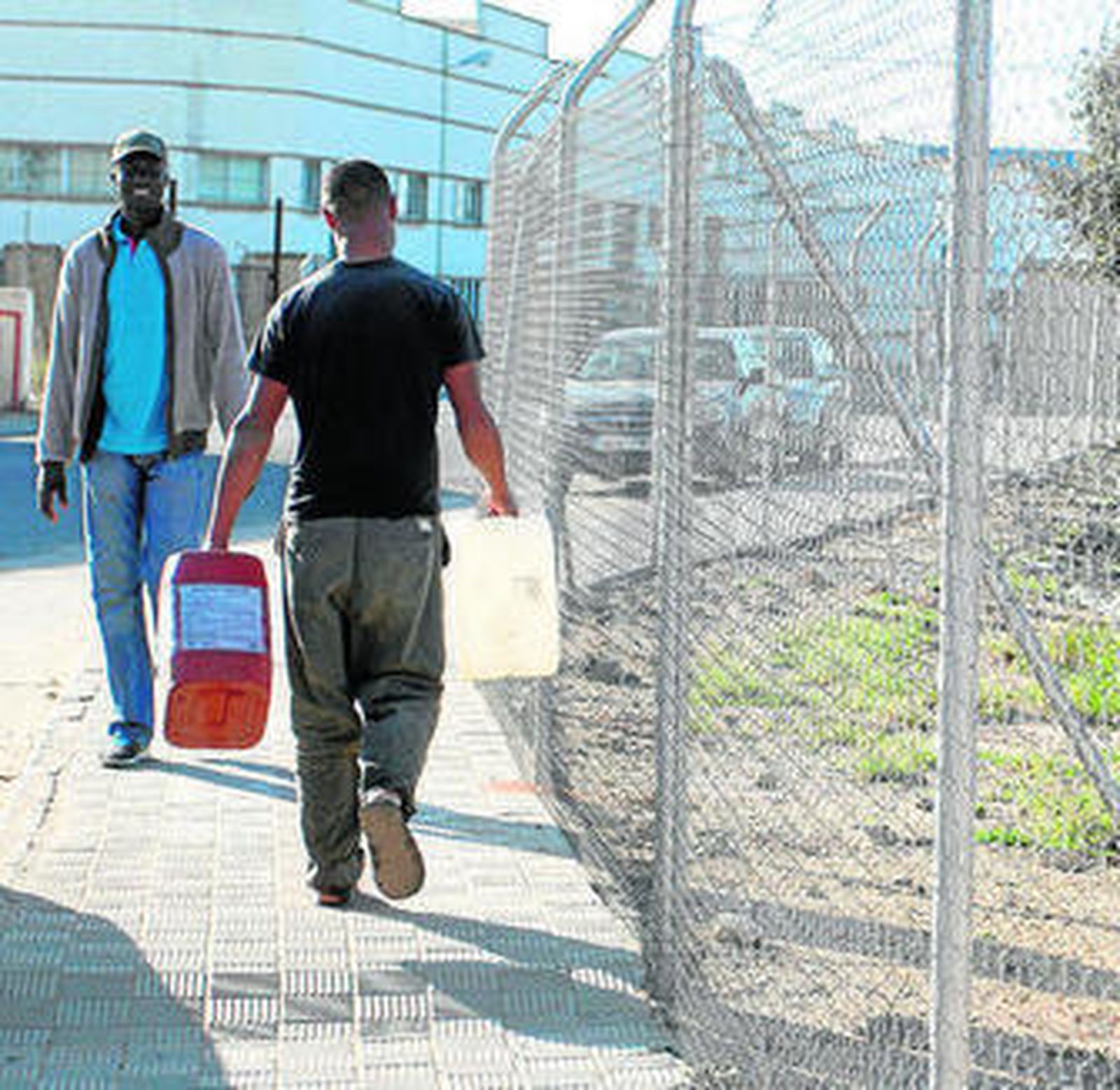 Unos inmigrantes pasean por la zona en la que se produjo ayer la pelea.