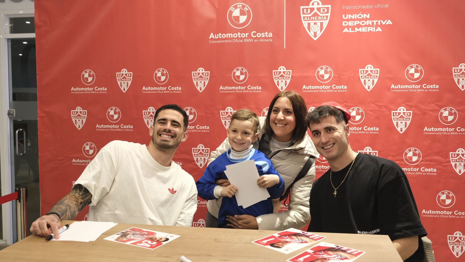 La firma de autógrafos de Jon Morcillo y Miguel de la Fuente en Automotor Costa BMW
