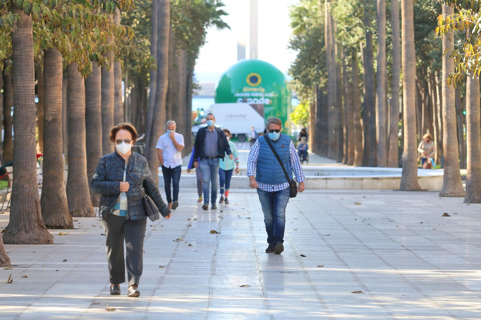 Almerienses por la Rambla en la tercera ola de la pandemia por coronavirus.