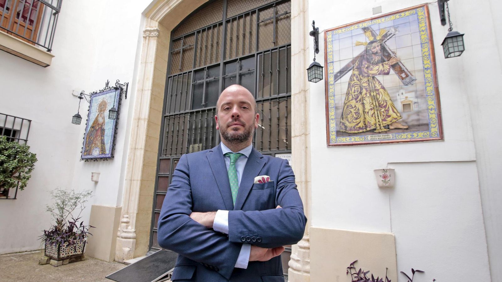 El pregonero en el patio de entrada de la capilla de San Juan de Letrán.