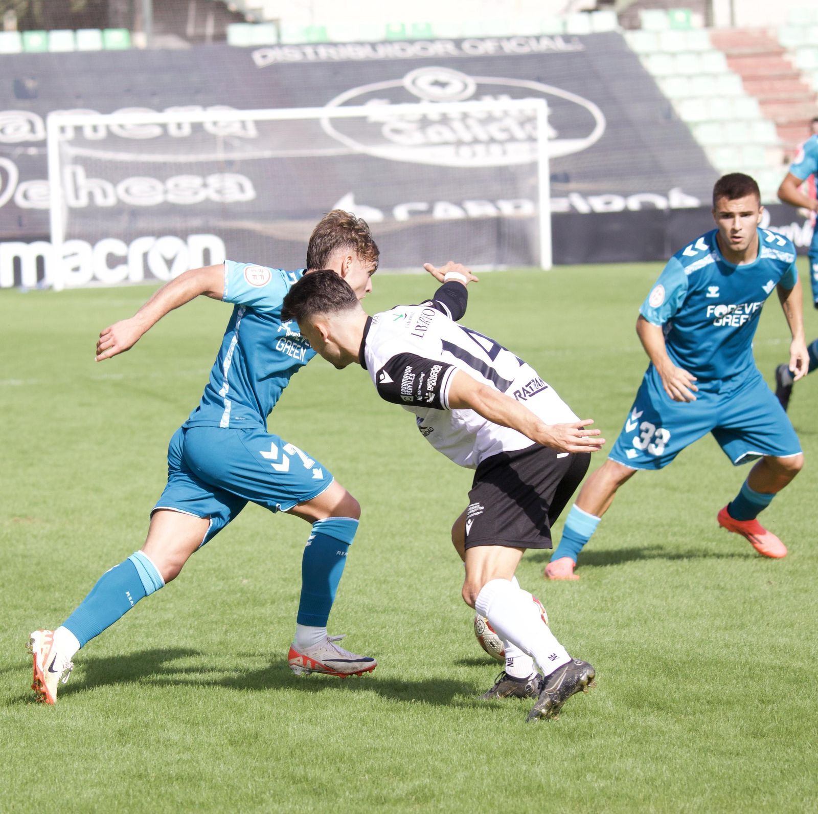 Ángel Ortiz recorta a Beltrán en el duelo disputado en el Romano José Fouto de Mérida.