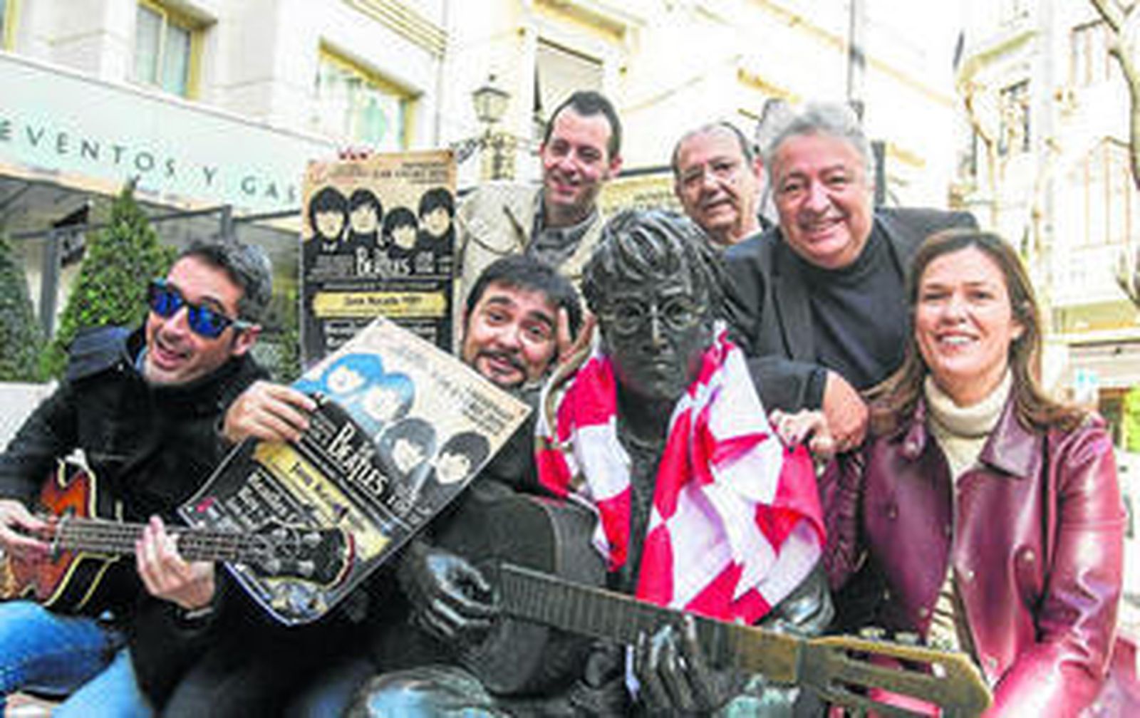 Ana Martínez Labella acompañada de Javier Adolfo Iglesias y Chipo Martínez junto a la estatua de Lennon.