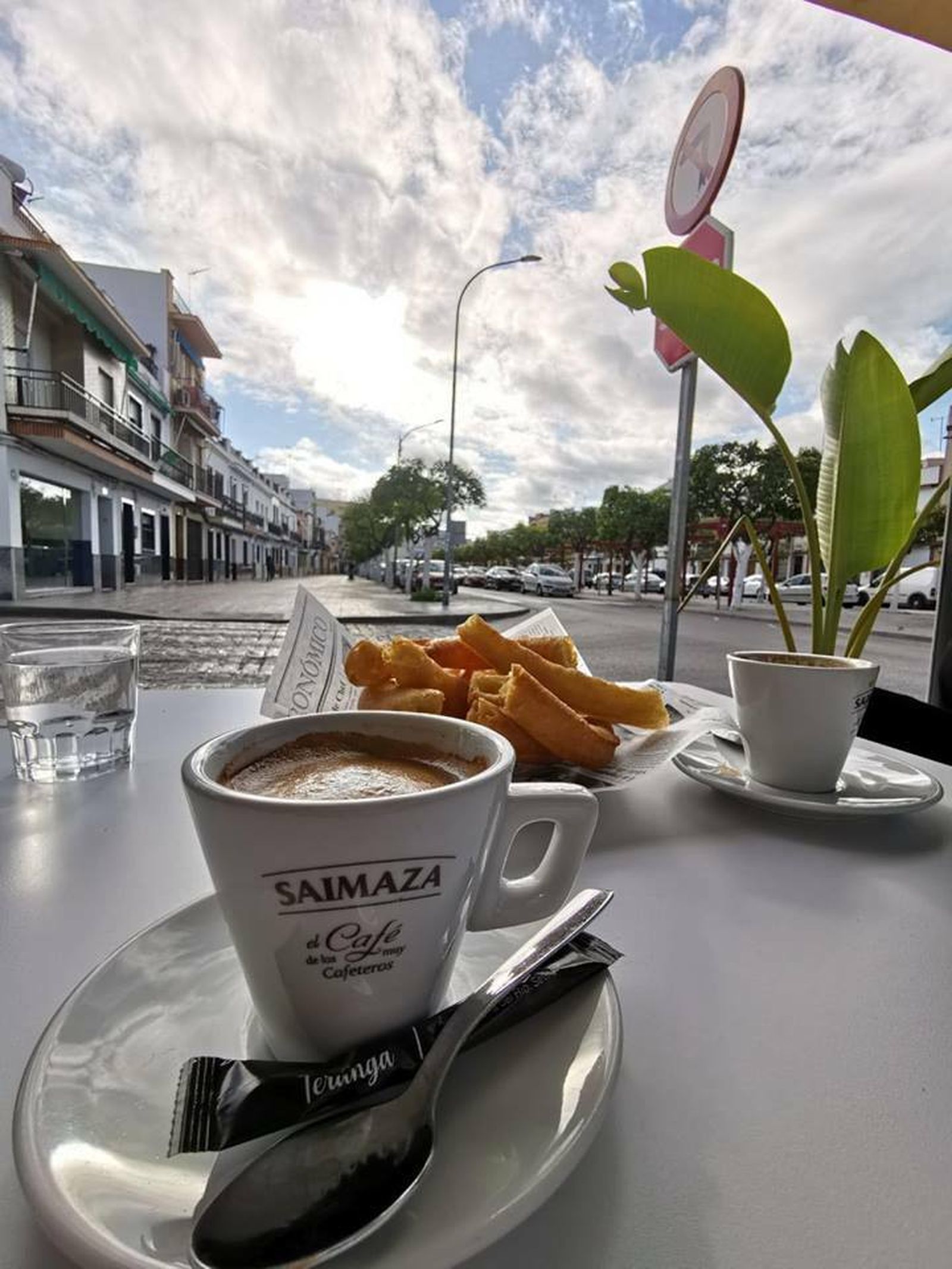 Los churros pueden tomarse en la terraza del establecimiento.