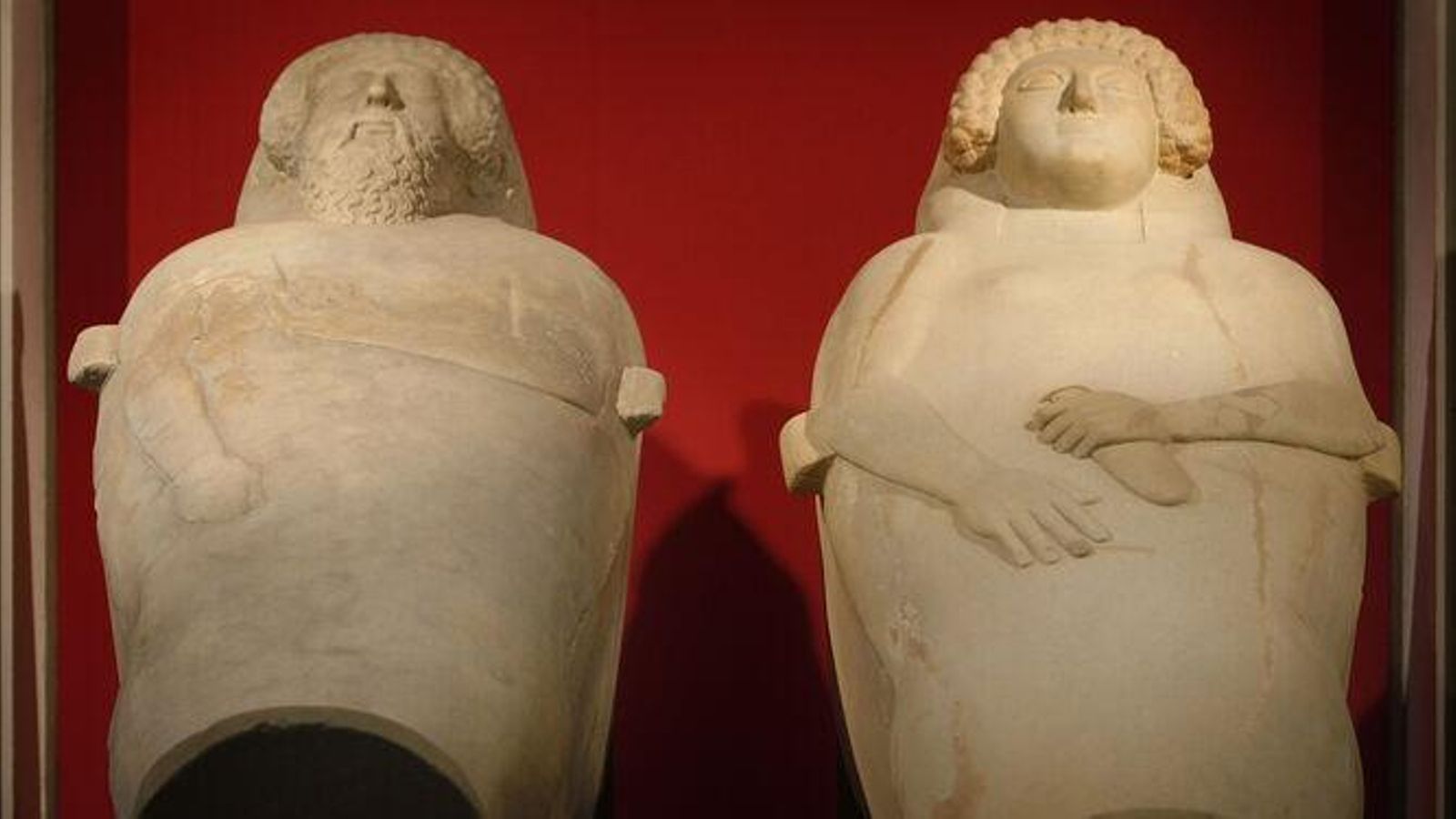 Sarcófagos antropoides femenino y masculino en el Museo de Cádiz