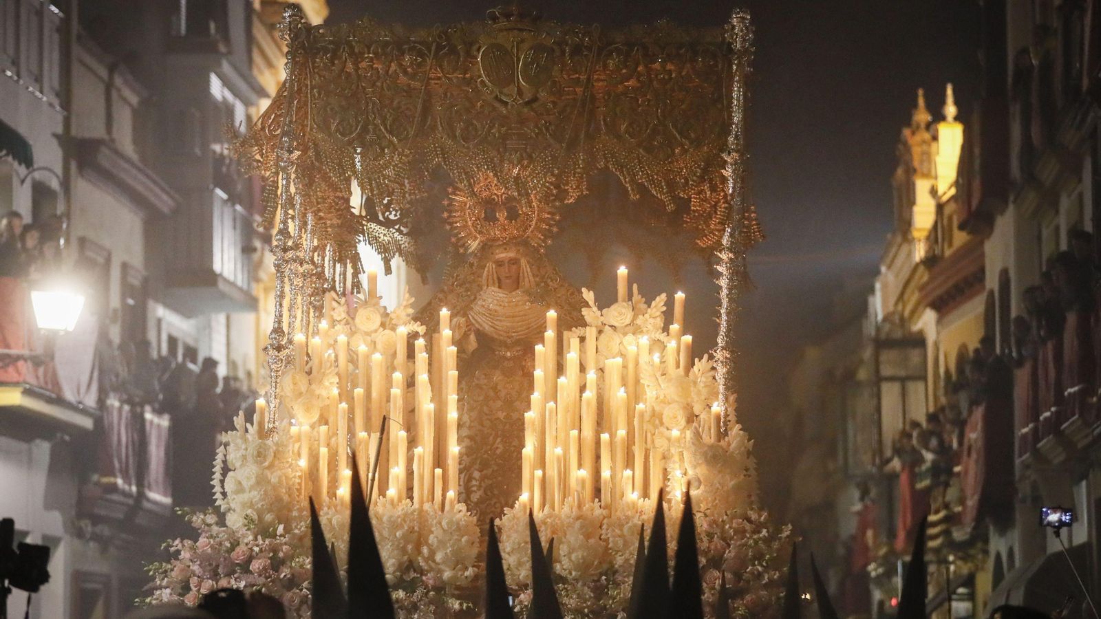 La calle Pureza desbordada de emociones a la salida de la Esperanza de Triana.