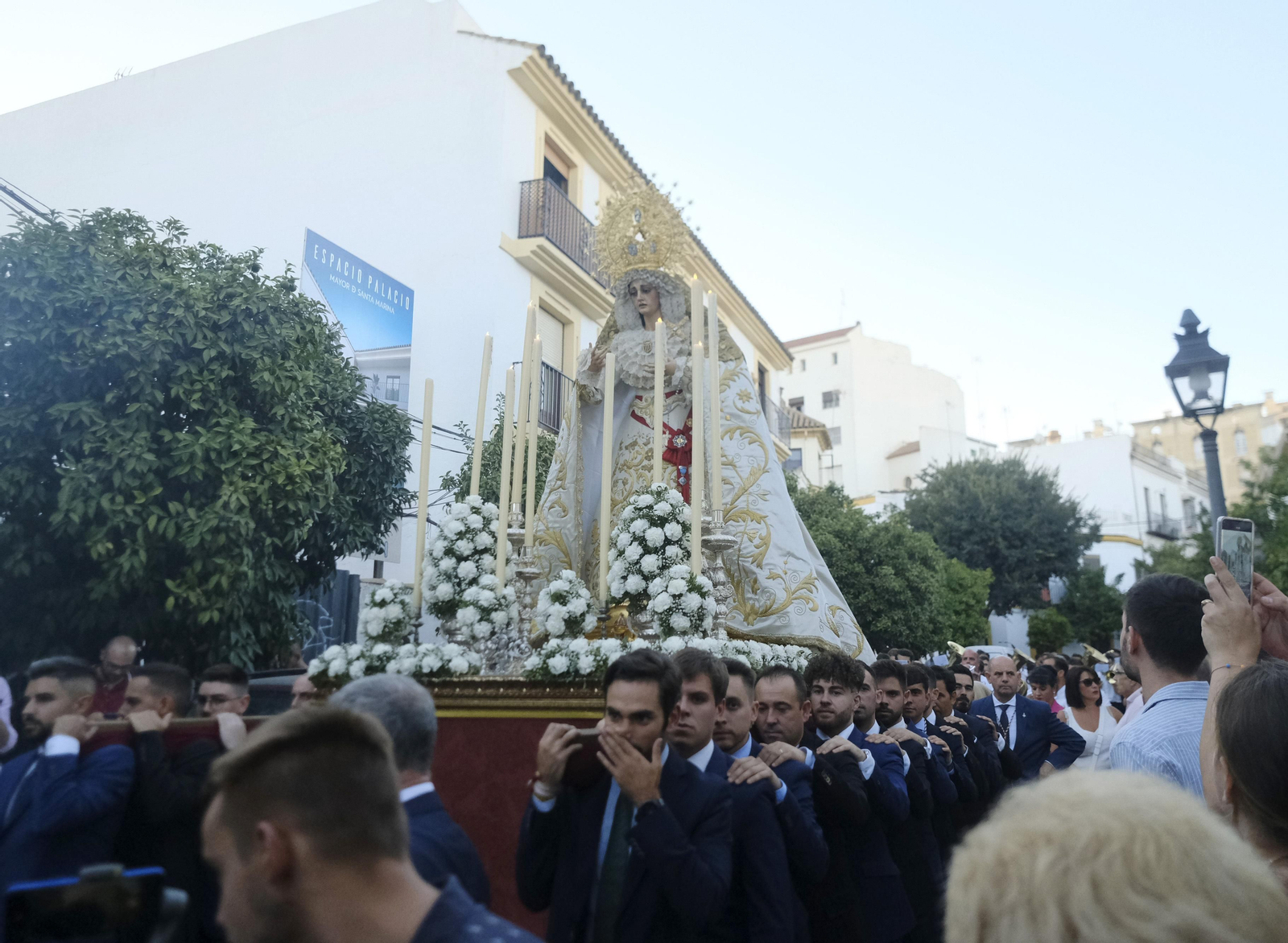 El traslado de la Virgen de la Merced de Córdoba tras su restauración, en imágenes
